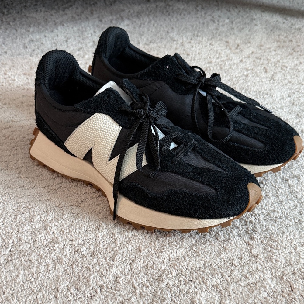 New Balance 327 size 8 Black and Cream Retro Runner Sneakers